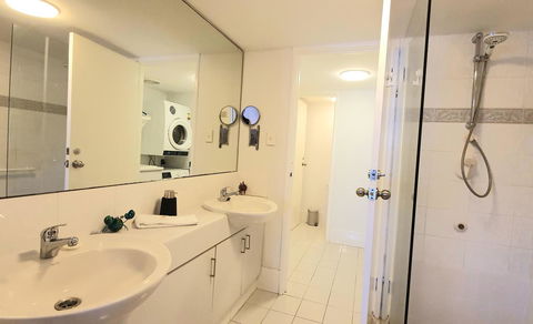 Sandcastles Beachfront Luxury Retreat Apartment - Accommodation Rockhampton 6