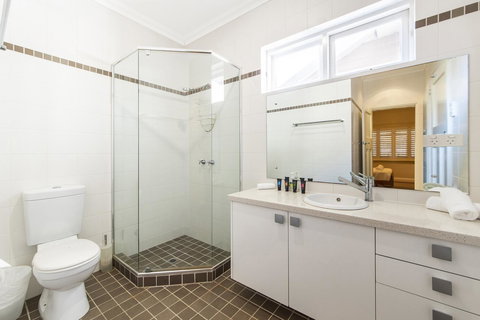 Inner Western Suburbs Retreat - Accommodation Rockhampton 25