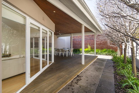 Inner Western Suburbs Retreat - Accommodation Rockhampton 12