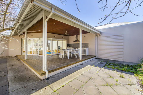 Inner Western Suburbs Retreat - Accommodation Rockhampton 1