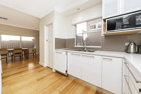 Inner Western Suburbs Retreat - Accommodation Rockhampton 5
