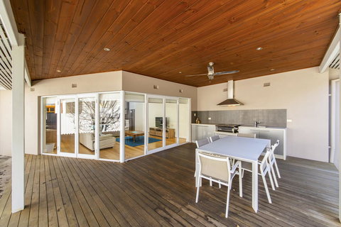 Inner Western Suburbs Retreat - Accommodation Rockhampton 2