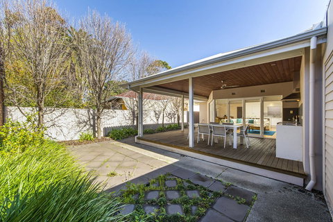 Inner Western Suburbs Retreat - Accommodation Rockhampton 0