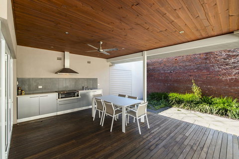 Inner Western Suburbs Retreat - Accommodation Rockhampton 13