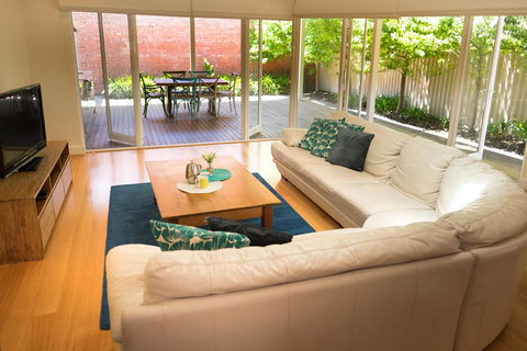 Inner Western Suburbs Retreat - Accommodation Rockhampton 3