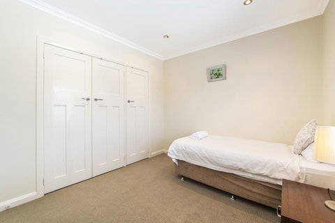 Inner Western Suburbs Retreat - Accommodation Rockhampton 33