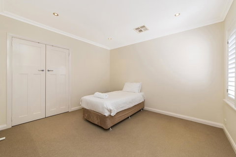 Inner Western Suburbs Retreat - Accommodation Rockhampton 28