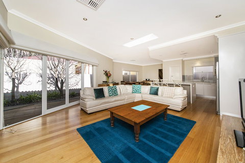 Inner Western Suburbs Retreat - Accommodation Rockhampton 8