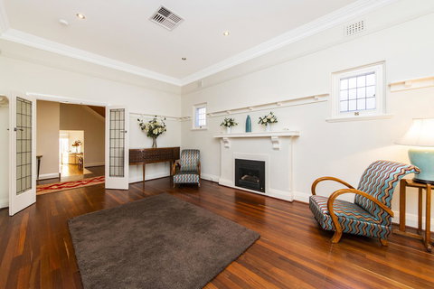 Inner Western Suburbs Retreat - Accommodation Rockhampton 22