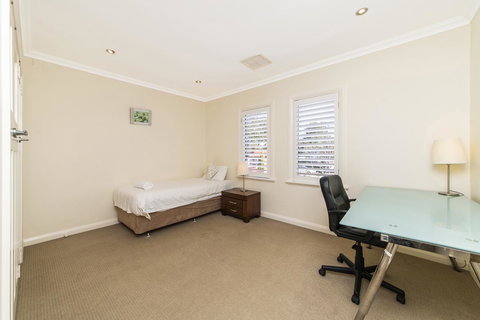 Inner Western Suburbs Retreat - Accommodation Rockhampton 31