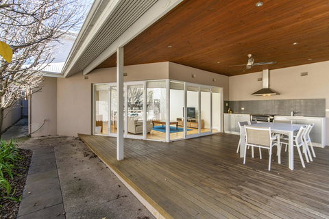 Inner Western Suburbs Retreat - Accommodation Rockhampton 15