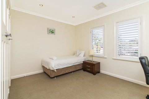 Inner Western Suburbs Retreat - Accommodation Rockhampton 32