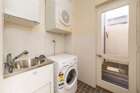 Inner Western Suburbs Retreat - Accommodation Rockhampton 17