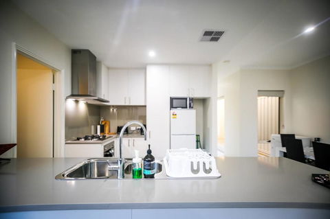 VIP Stays - Villa De Burswood Luxury 3BR Suite W/ King Bed FREE WIFI - Accommodation Rockhampton 26