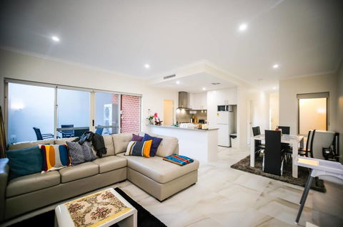 VIP Stays - Villa De Burswood Luxury 3BR Suite W/ King Bed FREE WIFI - Accommodation Rockhampton 0