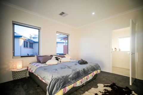 VIP Stays - Villa De Burswood Luxury 3BR Suite W/ King Bed FREE WIFI - Accommodation Rockhampton 16