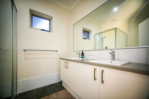 VIP Stays - Villa De Burswood Luxury 3BR Suite W/ King Bed FREE WIFI - Accommodation Rockhampton 3