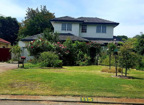 Airport HomeStay - Accommodation Rockhampton 0