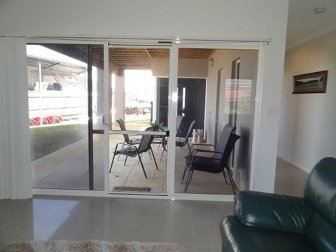 Acaciabnb - Accommodation Rockhampton 4