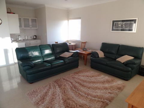 Acaciabnb - Accommodation Rockhampton 8