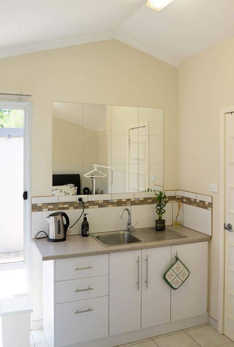 Susan Yong's Studio - Accommodation Rockhampton 12