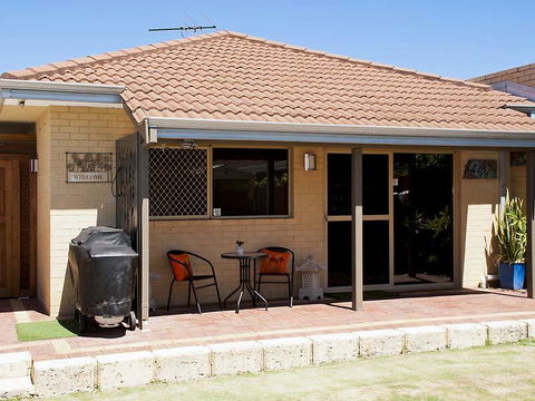 Garden Studio - Accommodation Rockhampton 0