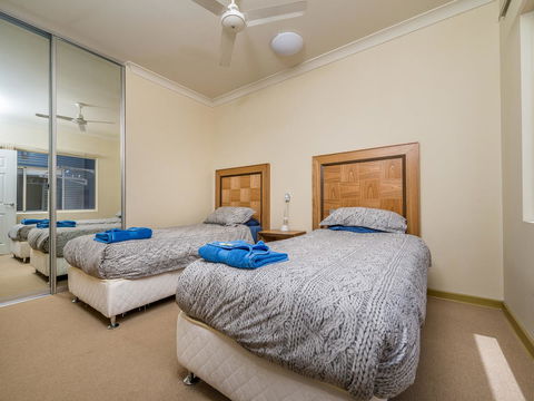 Seafront Unit 60 - Accommodation Rockhampton 2