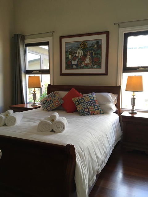 Rowley House - Accommodation Rockhampton 6