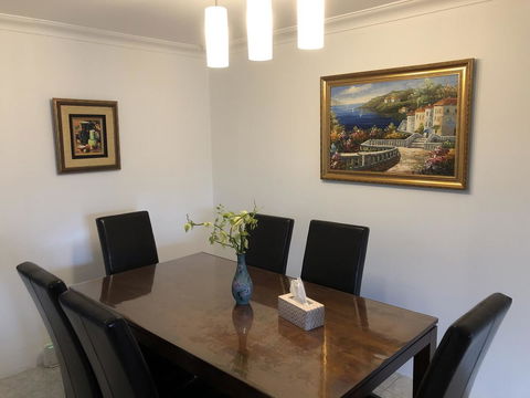 Charming Quiet Lodge-2 Minutes Walk To Shopping Complex - Accommodation Rockhampton 4