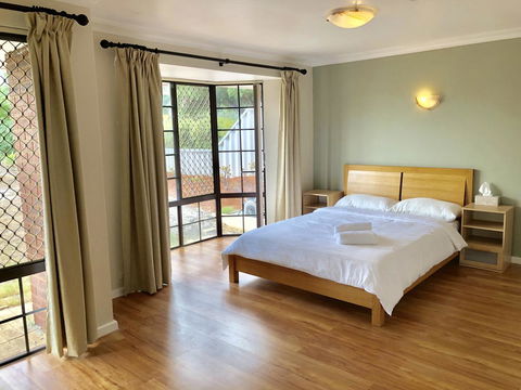 Charming Quiet Lodge-2 Minutes Walk To Shopping Complex - Accommodation Rockhampton 0