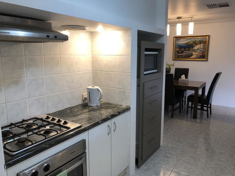 Charming Quiet Lodge-2 Minutes Walk To Shopping Complex - Accommodation Rockhampton 7