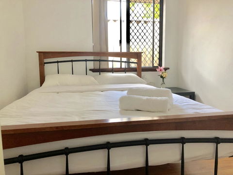 Charming Quiet Lodge-2 Minutes Walk To Shopping Complex - Accommodation Rockhampton 3