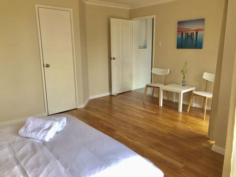 Charming Quiet Lodge-2 Minutes Walk To Shopping Complex - Accommodation Rockhampton 1