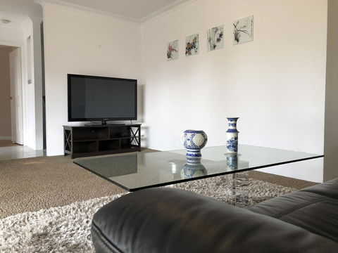 Charming Quiet Lodge-2 Minutes Walk To Shopping Complex - Accommodation Rockhampton 5