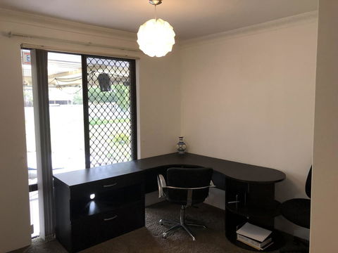 Charming Quiet Lodge-2 Minutes Walk To Shopping Complex - Accommodation Rockhampton 9