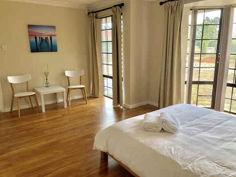 Charming Quiet Lodge-2 Minutes Walk To Shopping Complex - Accommodation Rockhampton 2