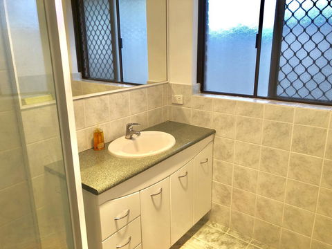 Charming Quiet Lodge-2 Minutes Walk To Shopping Complex - Accommodation Rockhampton 12