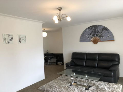 Charming Quiet Lodge-2 Minutes Walk To Shopping Complex - Accommodation Rockhampton 6