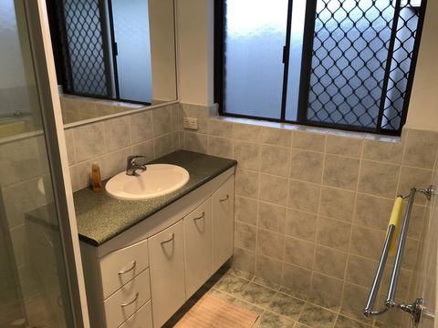 Charming Quiet Lodge-2 Minutes Walk To Shopping Complex - Accommodation Rockhampton 15