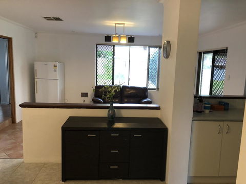 Charming Quiet Lodge-2 Minutes Walk To Shopping Complex - Accommodation Rockhampton 11