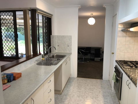 Charming Quiet Lodge-2 Minutes Walk To Shopping Complex - Accommodation Rockhampton 8
