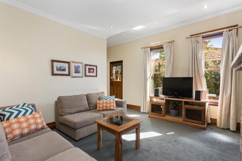 100 On South Callan Apartments - Accommodation Rockhampton 2