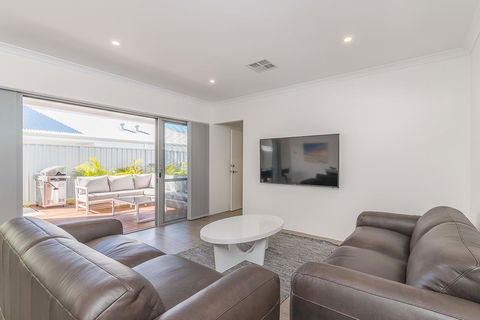 Karrinyup Waters Luxury House Rental - Accommodation Rockhampton 9