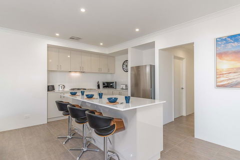 Karrinyup Waters Luxury House Rental - Accommodation Rockhampton 8
