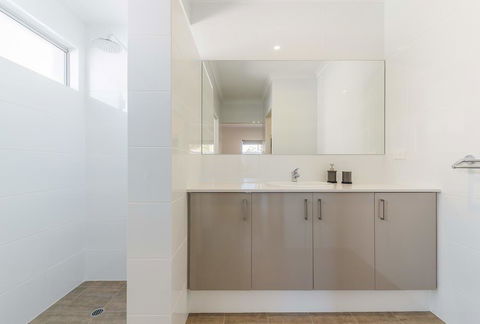 Karrinyup Waters Luxury House Rental - Accommodation Rockhampton 2