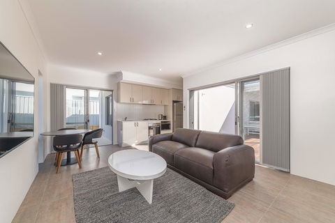 Karrinyup Waters Luxury House Rental - Accommodation Rockhampton 3