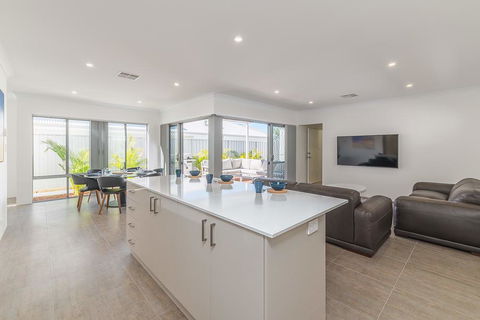 Karrinyup Waters Luxury House Rental - Accommodation Rockhampton 13