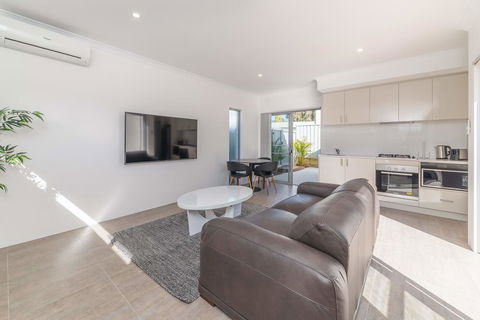 Karrinyup Waters Luxury House Rental - Accommodation Rockhampton 4