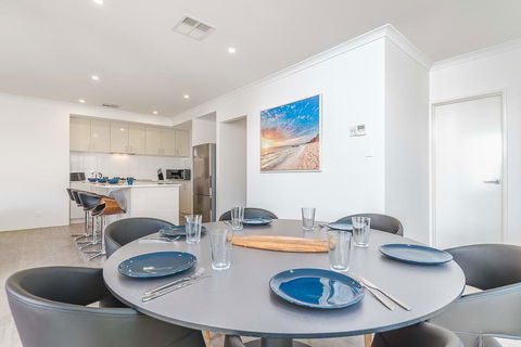 Karrinyup Waters Luxury House Rental - Accommodation Rockhampton 1