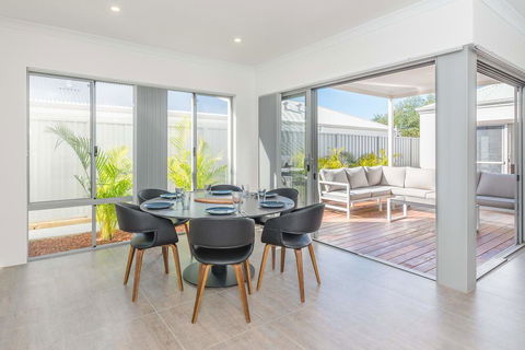 Karrinyup Waters Luxury House Rental - Accommodation Rockhampton 0